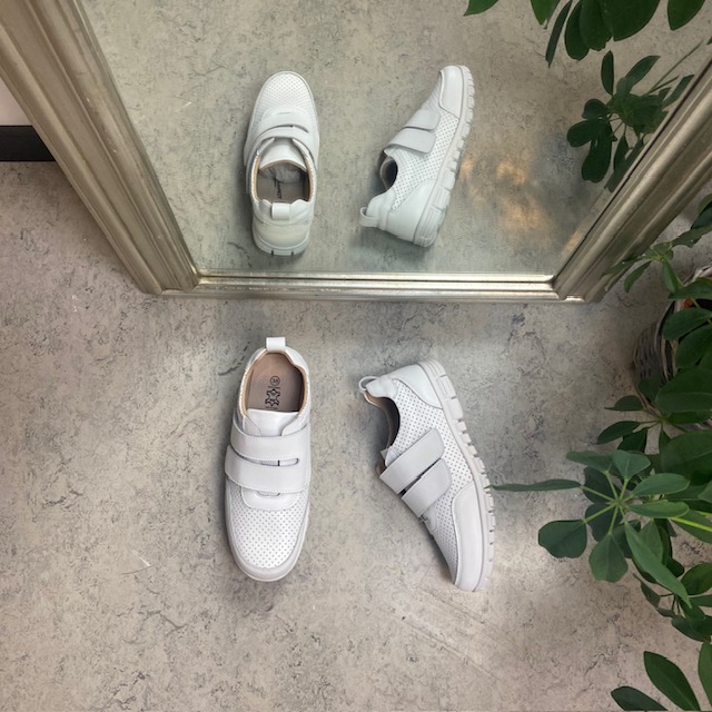 Pustende skinnsko med borrelåsremmer