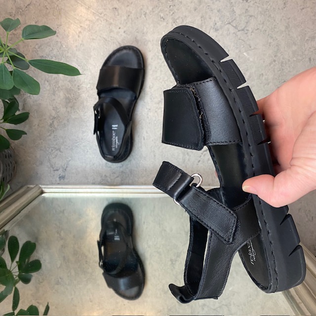 Lekker myk og fleksibel skinnsandal i sort fra Relaxshoe