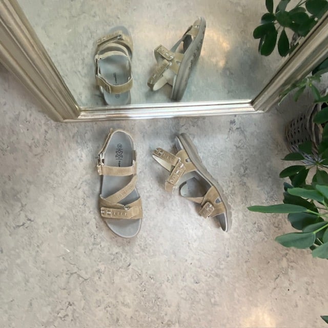 Brun sandal med lærsåle og smarte remmer