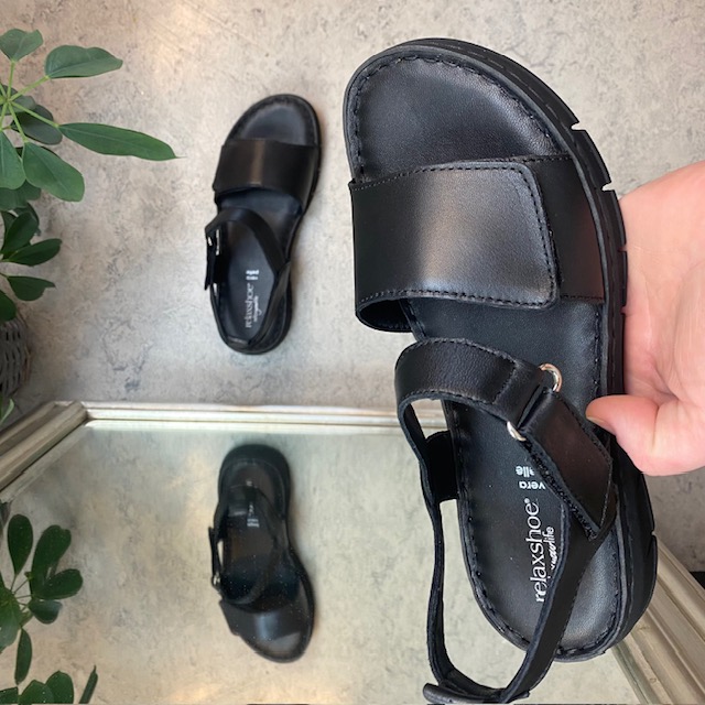 Lekker myk og fleksibel skinnsandal i sort fra Relaxshoe