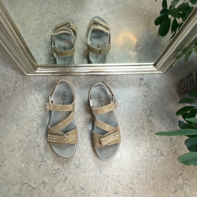 Brun sandal med lærsåle og smarte remmer