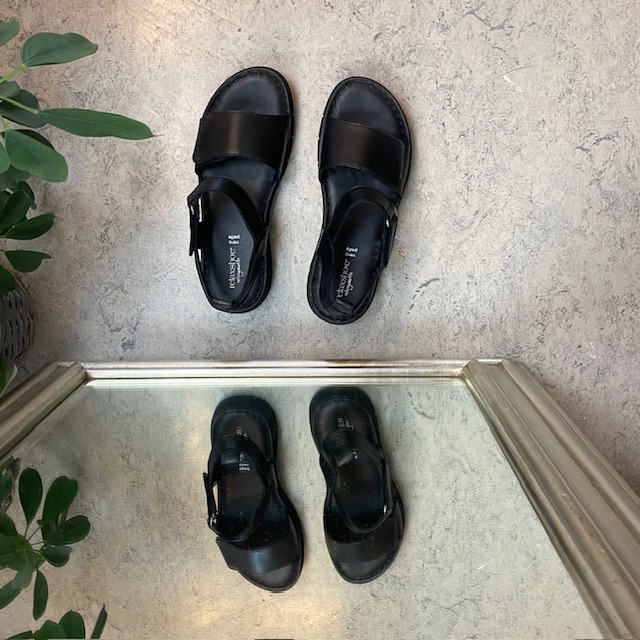 Lekker myk og fleksibel skinnsandal i sort fra Relaxshoe