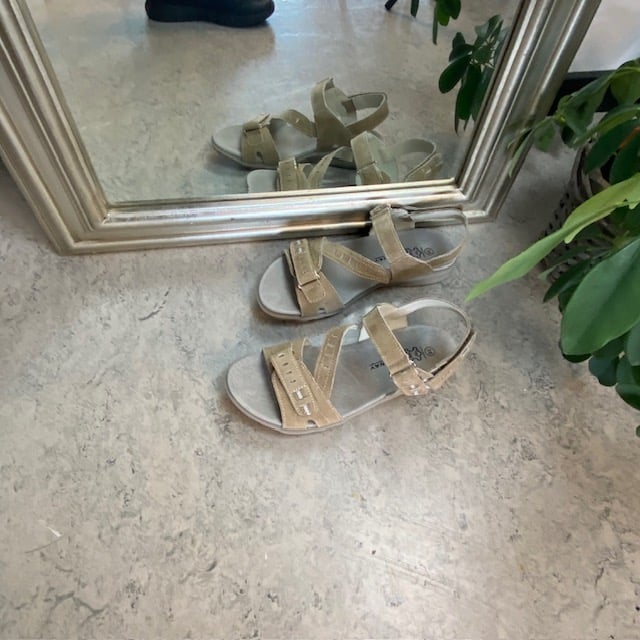 Brun sandal med lærsåle og smarte remmer