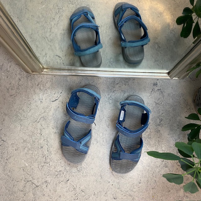 Lys blå sportssandal med 3 borrelåsremmer fra Whistler