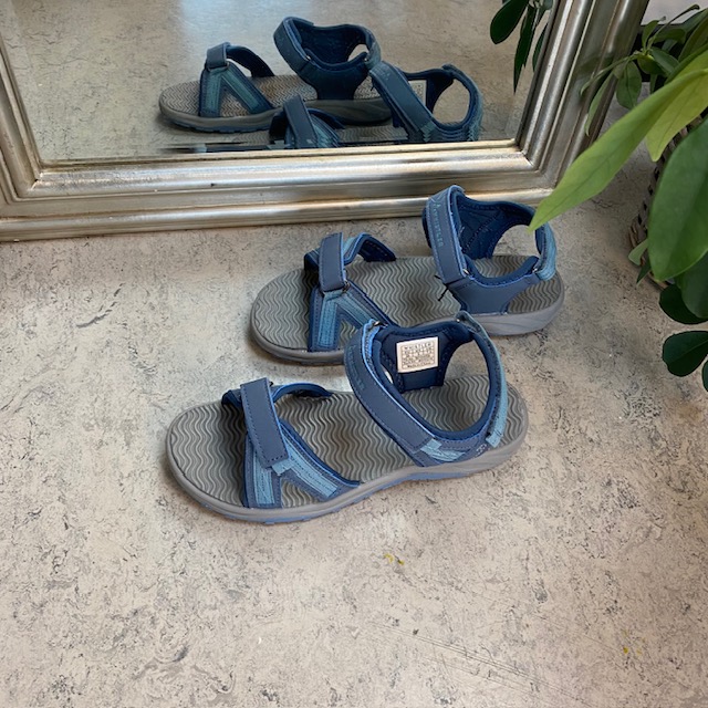 Lys blå sportssandal med 3 borrelåsremmer fra Whistler