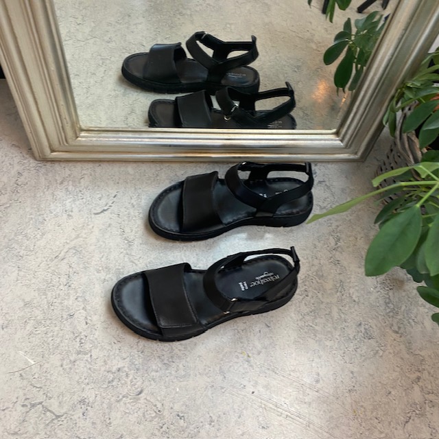 Lekker myk og fleksibel skinnsandal i sort fra Relaxshoe