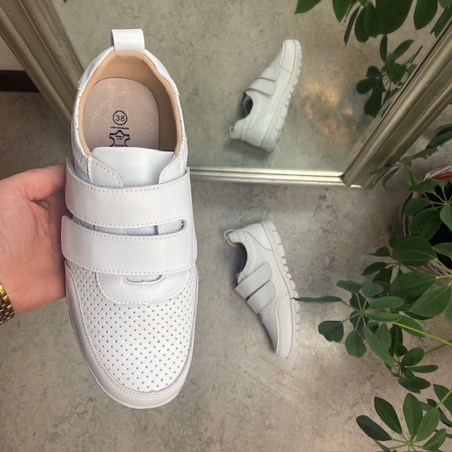 Pustende skinnsko med borrelåsremmer