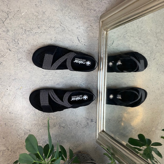 Svart sandal fra Rieker med elastiske stropper