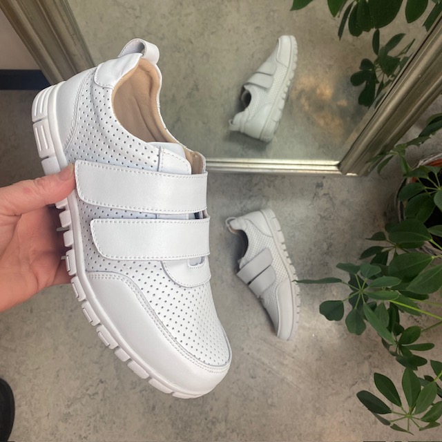 Pustende skinnsko med borrelåsremmer