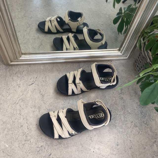 Kremhvit sandal fra Green Comfort med fire justerbare remmer