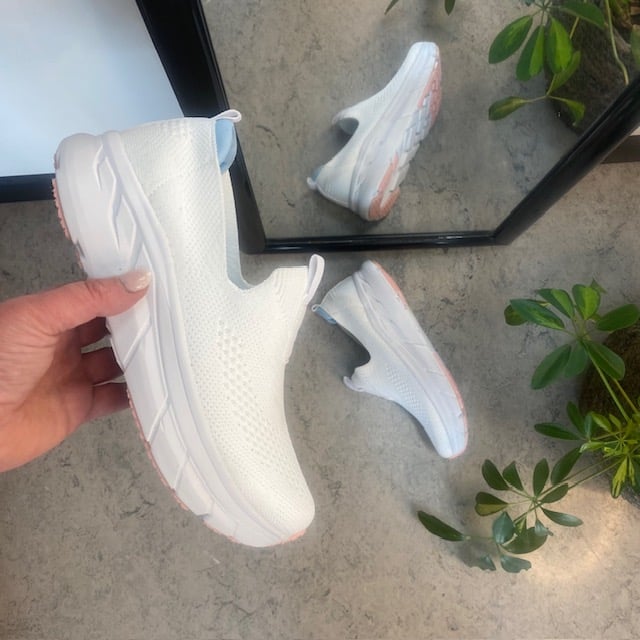 Strikket hvit slip in sko med bred åpning