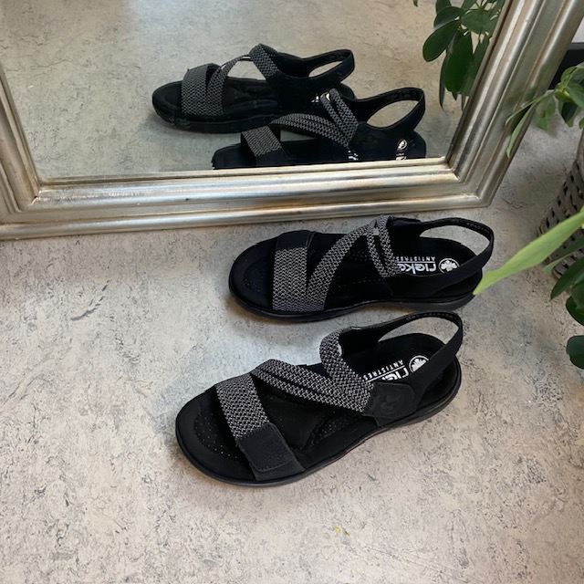 Svart sandal fra Rieker med elastiske stropper