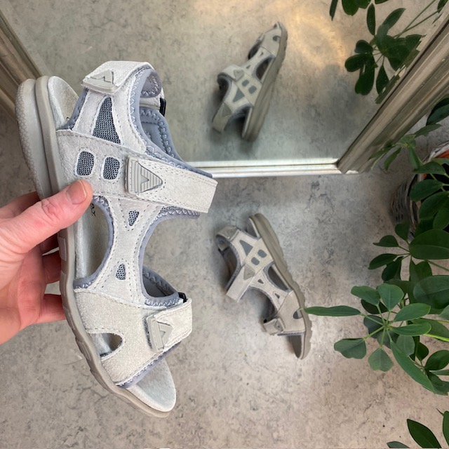 Sandal med lærsåle og lett svangstøtte i grå