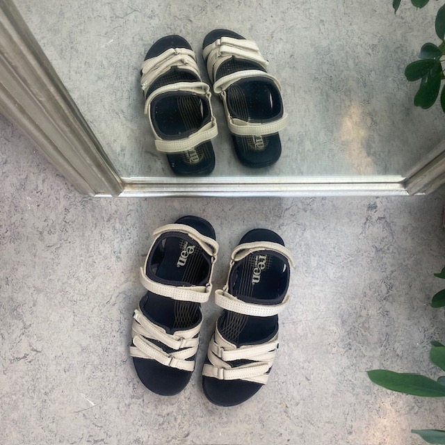 Kremhvit sandal fra Green Comfort med fire justerbare remmer