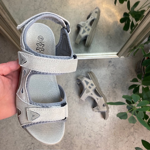 Sandal med lærsåle og lett svangstøtte i grå
