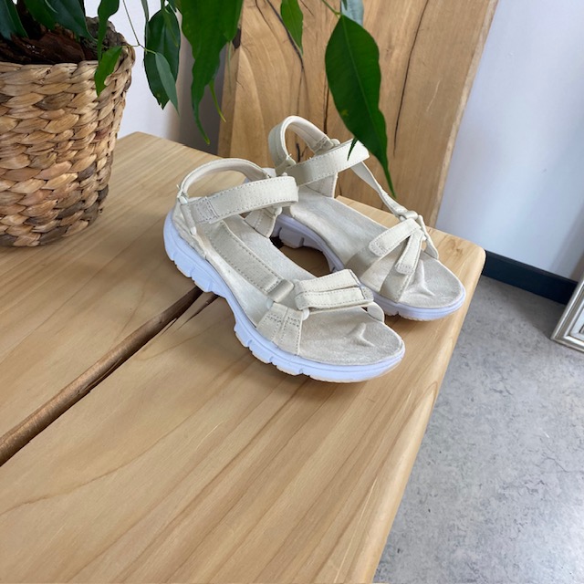 Lettvektsandal i beige med justerbare stropper