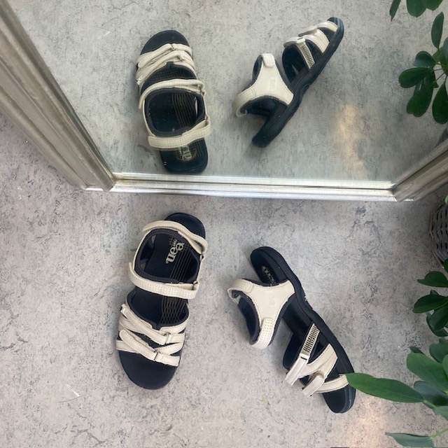 Kremhvit sandal fra Green Comfort med fire justerbare remmer