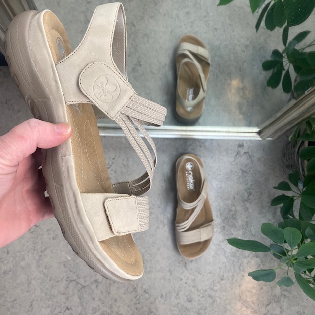 Beige sandal fra Rieker med elastiske remmer