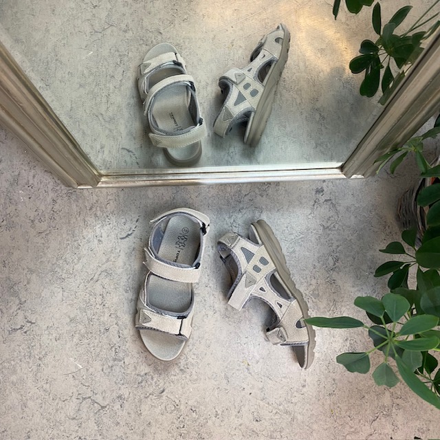 Sandal med lærsåle og lett svangstøtte i grå