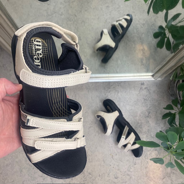 Kremhvit sandal fra Green Comfort med fire justerbare remmer