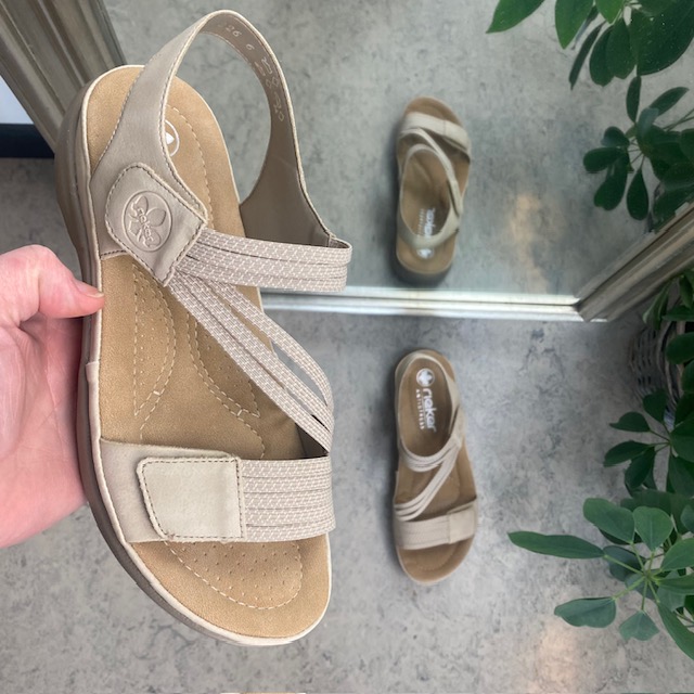 Beige sandal fra Rieker med elastiske remmer