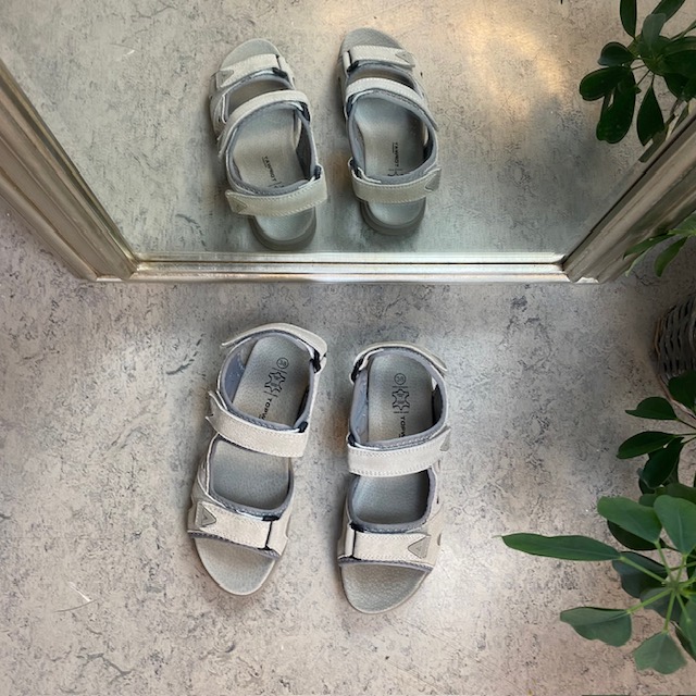 Sandal med lærsåle og lett svangstøtte i grå