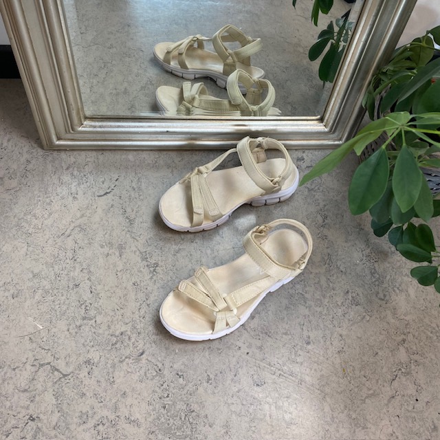 Lettvektsandal i beige med justerbare stropper