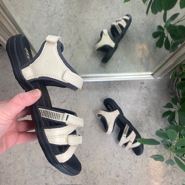 Kremhvit sandal fra Green Comfort med fire justerbare remmer
