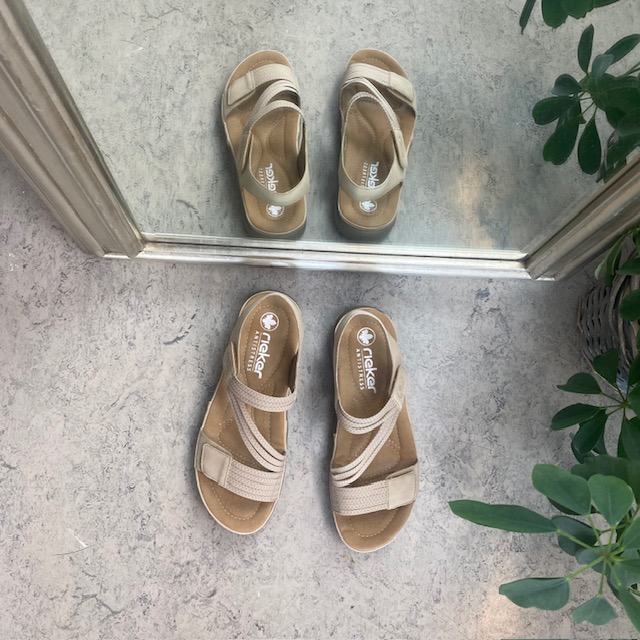 Beige sandal fra Rieker med elastiske remmer
