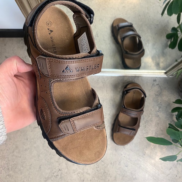 Brun herresandal med tre borrelåsremmer og en god bredde