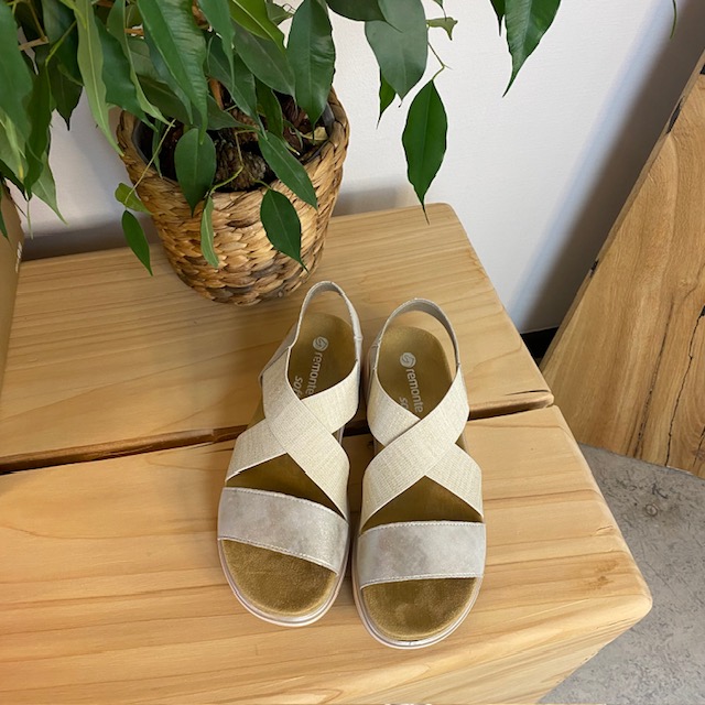 Sandal fra Remonte med elastiske remmer og uttakbar såle