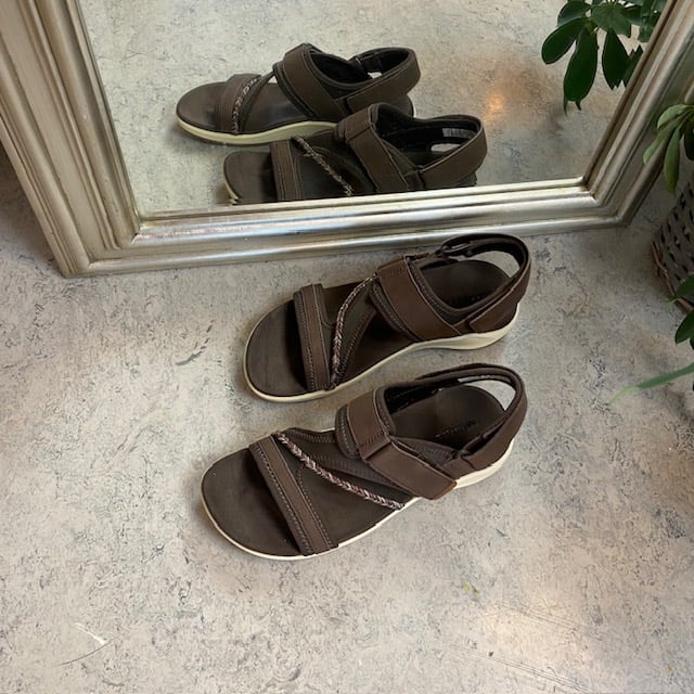 Mørkebrun, lett sandal fra Merrell med mye svangstøtte.