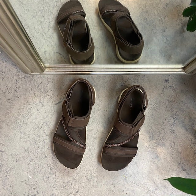Mørkebrun, lett sandal fra Merrell med mye svangstøtte.
