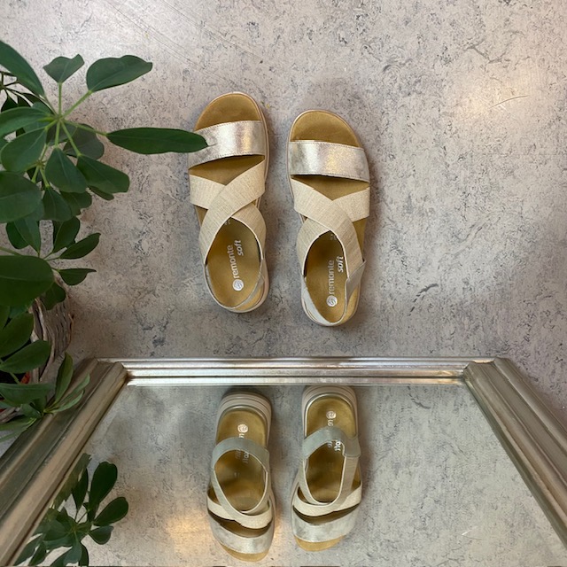 Sandal fra Remonte med elastiske remmer og uttakbar såle