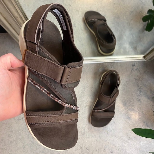 Mørkebrun, lett sandal fra Merrell med mye svangstøtte.