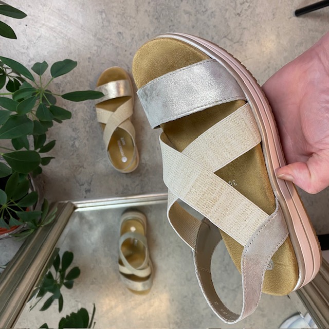 Sandal fra Remonte med elastiske remmer og uttakbar såle