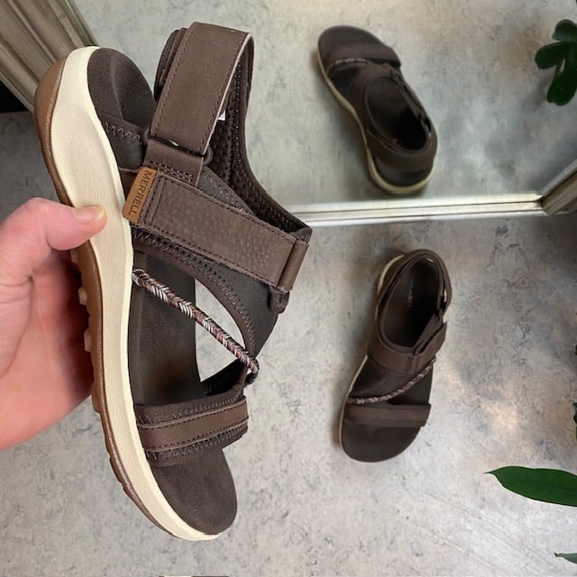 Mørkebrun, lett sandal fra Merrell med mye svangstøtte.