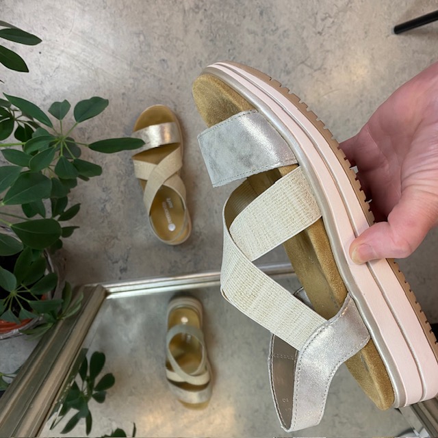 Sandal fra Remonte med elastiske remmer og uttakbar såle