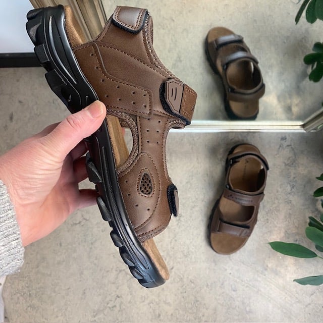 Brun herresandal med tre borrelåsremmer og en god bredde