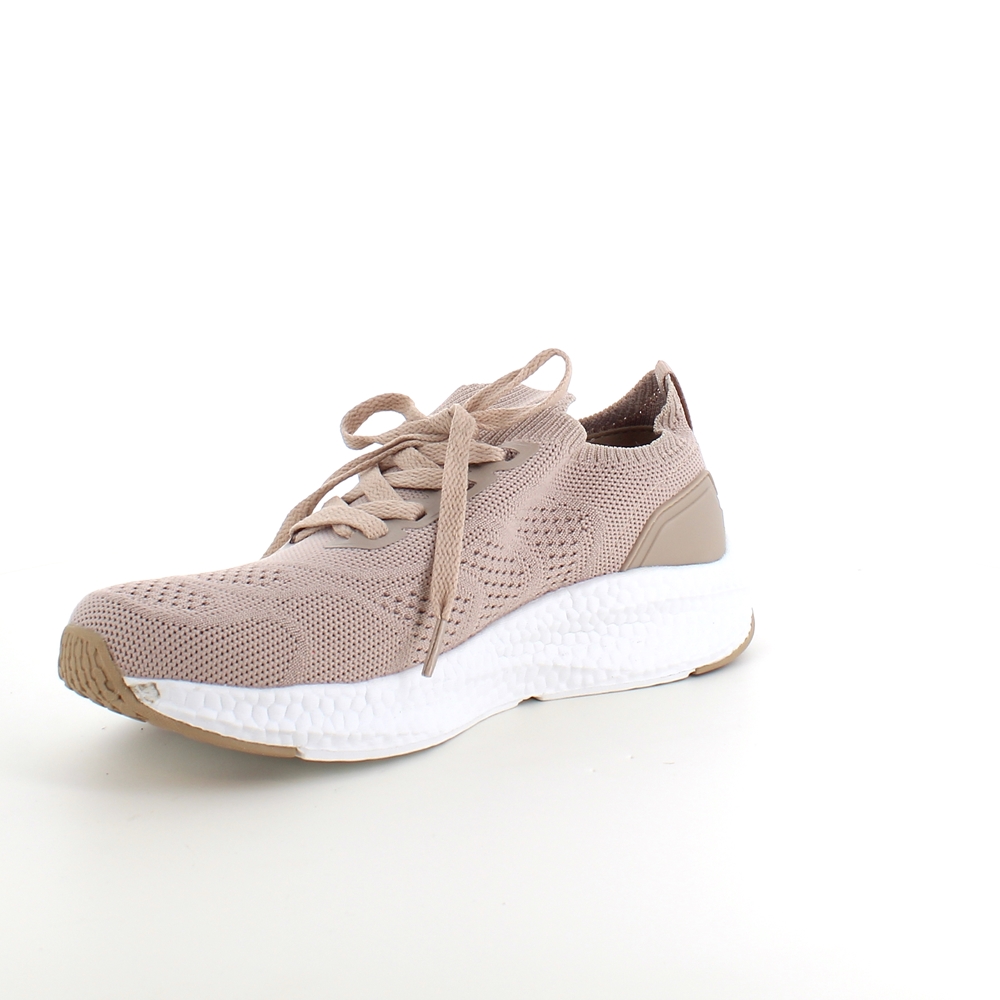 Sandfarget pustende slip on sko fra Endurance