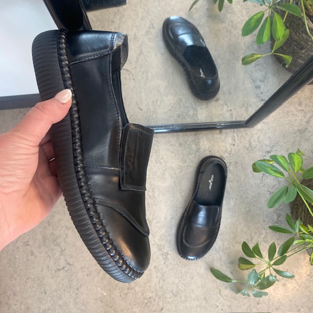 Svart slip on sko i skinn med ultrafleksibel yttersåle