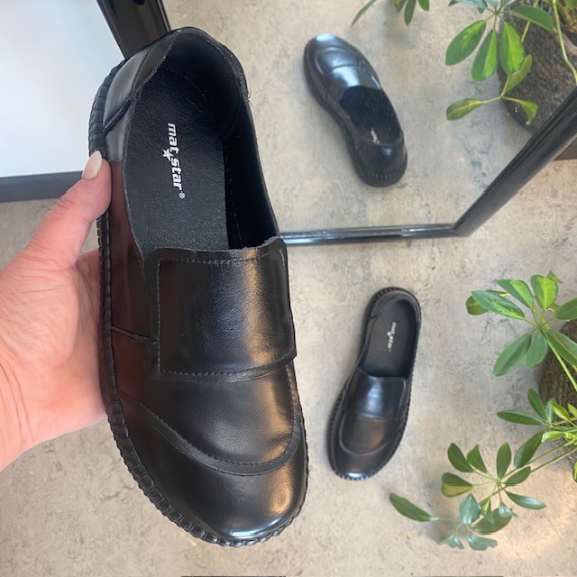 Svart slip on sko i skinn med ultrafleksibel yttersåle