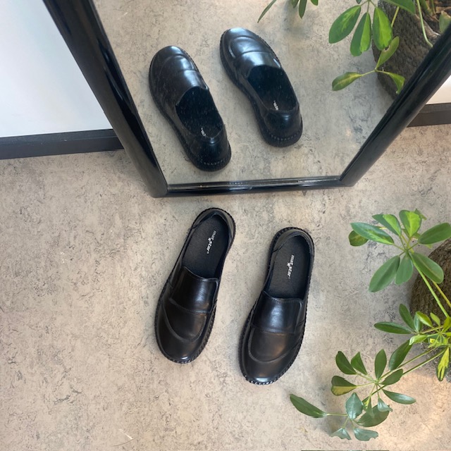 Svart slip on sko i skinn med ultrafleksibel yttersåle