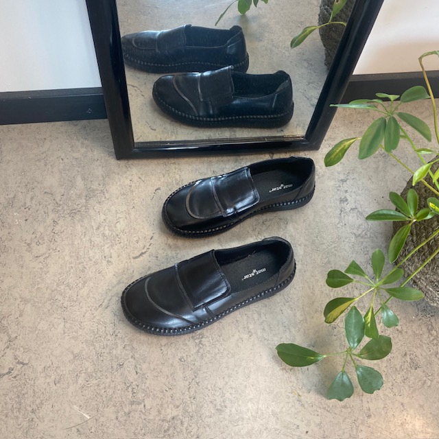 Svart slip on sko i skinn med ultrafleksibel yttersåle