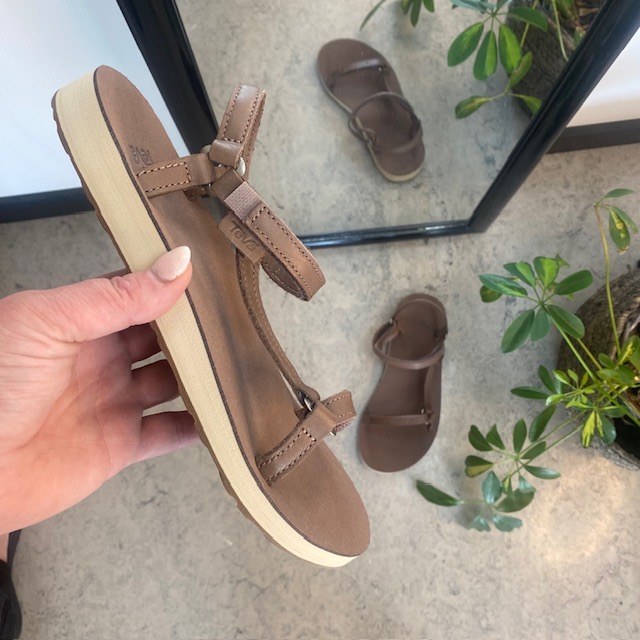 Teva sandal med lærremmer i minimalistisk design