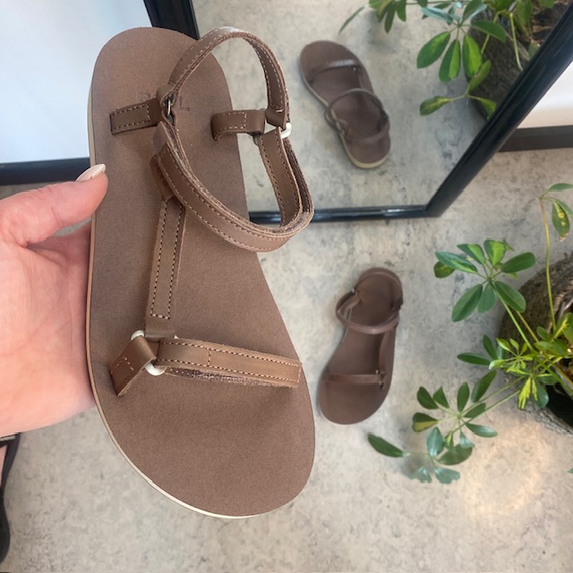 Teva sandal med lærremmer i minimalistisk design