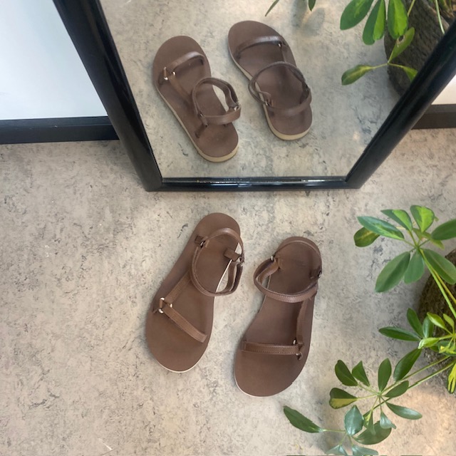 Teva sandal med lærremmer i minimalistisk design