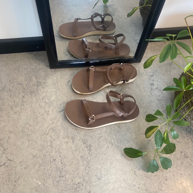 Teva sandal med lærremmer i minimalistisk design