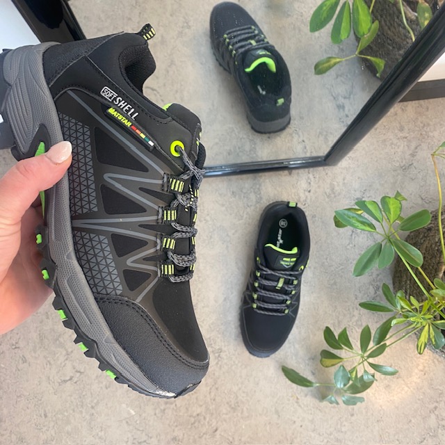 Svart sko med overdel i ettergivende softshell med limegrønne detaljer