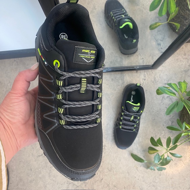 Svart sko med overdel i ettergivende softshell med limegrønne detaljer